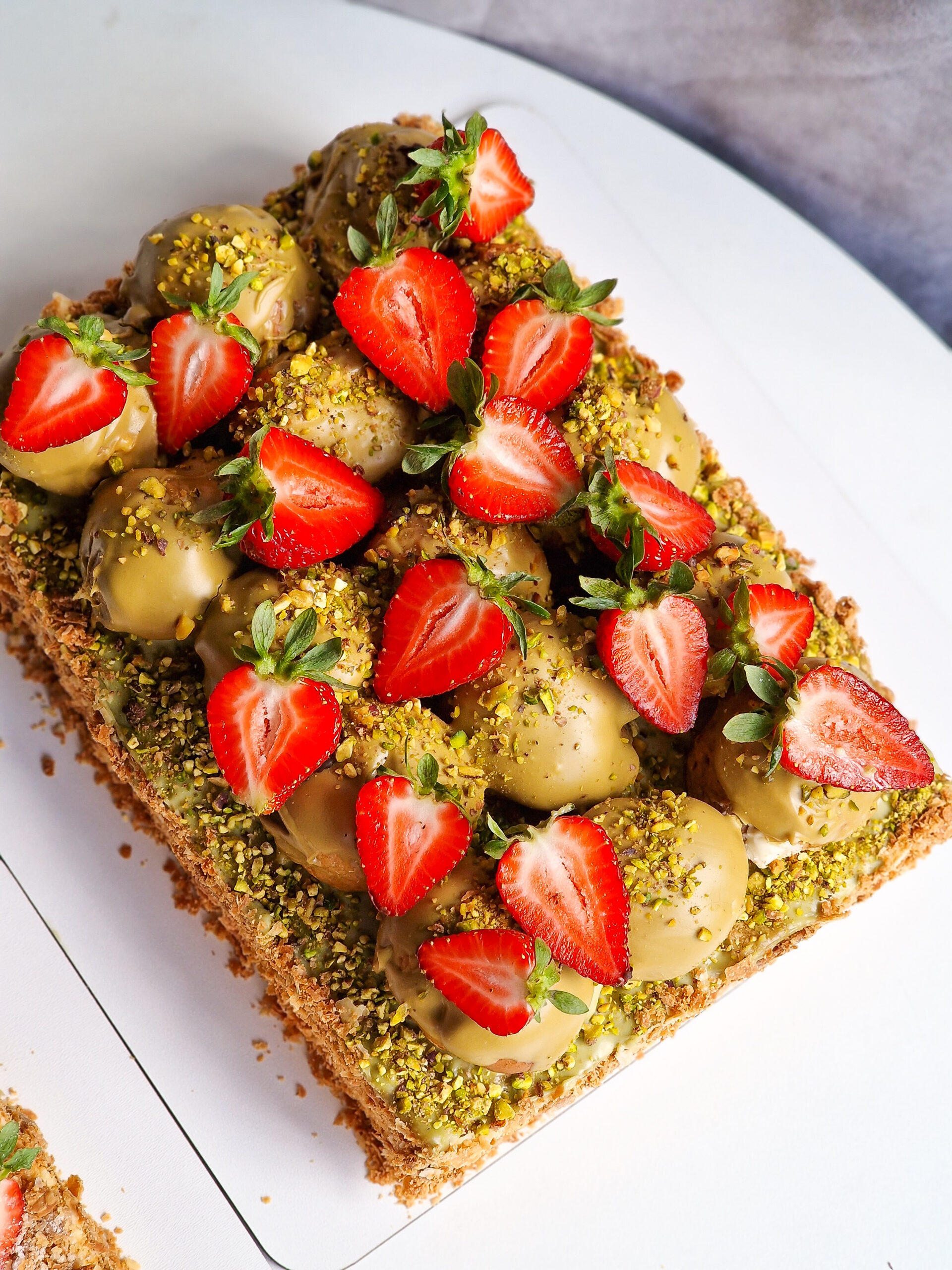 гарний наполеон з фісташкою і полуницею